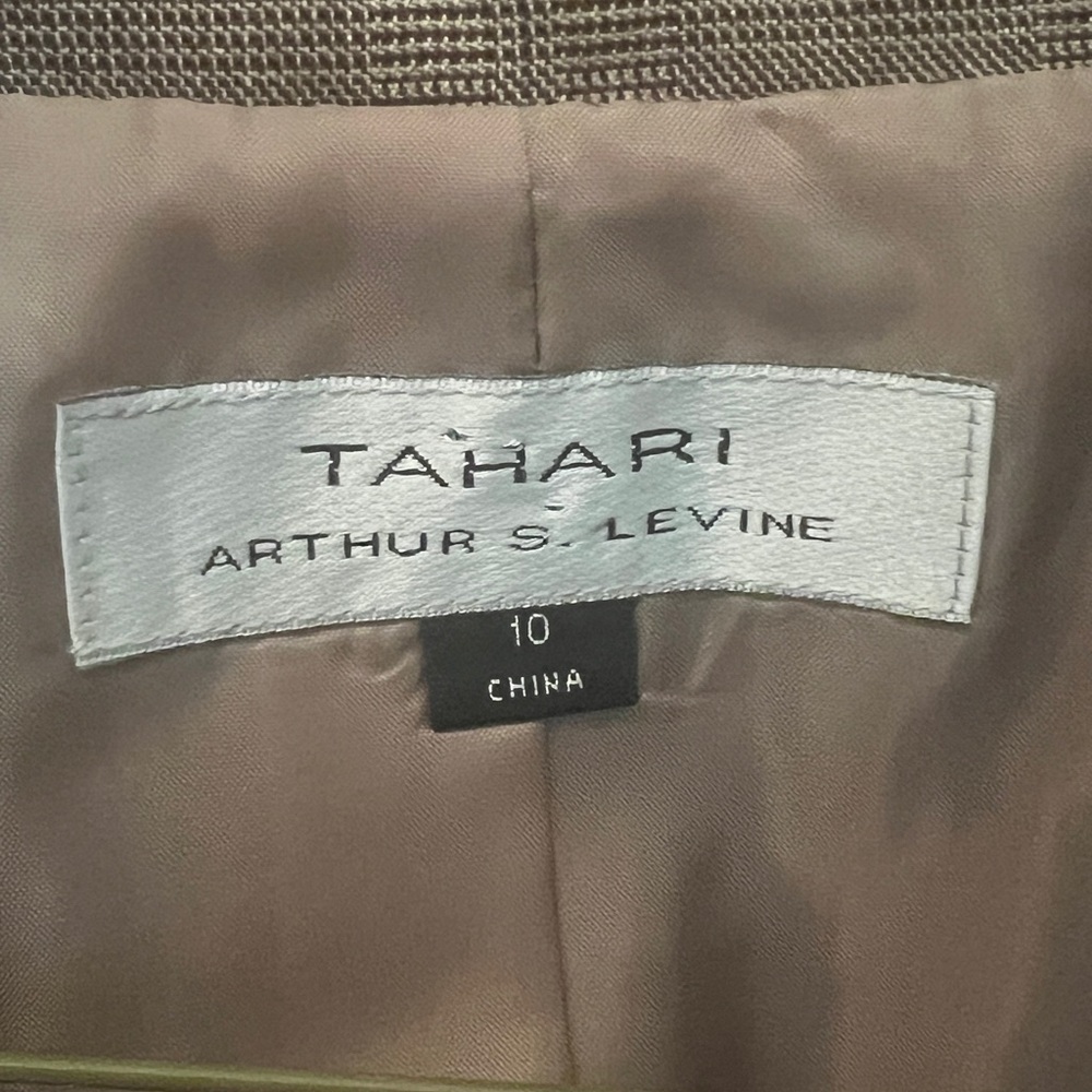 TAHARI Arthur S. Levine 2-piece suit (10)
